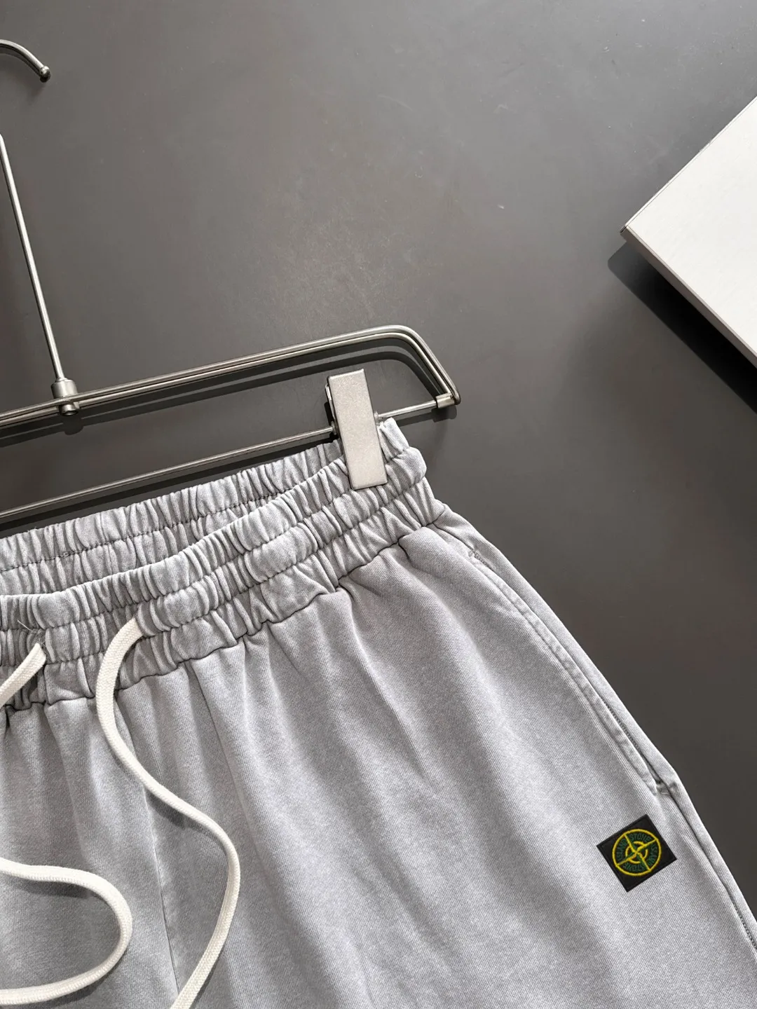 🅿️330 shipped next day. High-quality Stone Island/Stone Island 2025 spring and summer new elastic band casual solid color loose shorts. The hem of the trousers is stitched with two stitches. The stitching is fine and firm. The fabrics customized by the counter are highly breathable and comfortable. The details are impeccable. The design concept of brand elements reflects high quality. It feels delicate and soft! It presents a casual cut and the upper body shape is great! Size: S-XXL